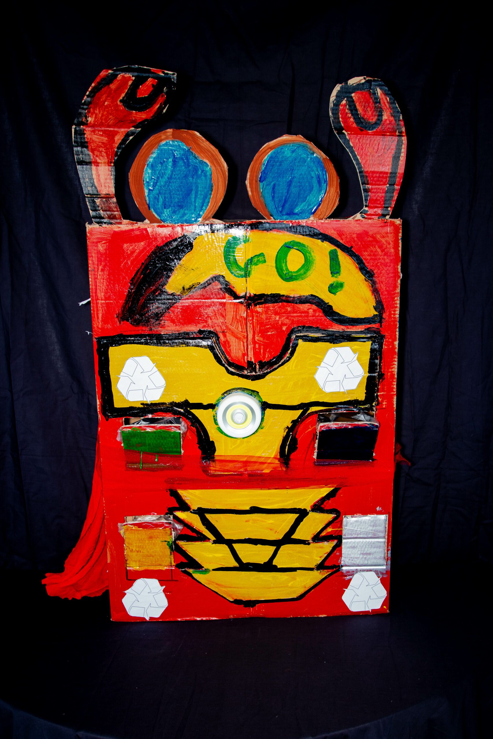 Poubelle Go : Consomme des déchets pour alimenter ses pouvoirs - Vol - Pouvoir de la lumière(tire des lasers). // Créé par la classe de CM1 de M. Bazile (école élémentaire de La Rochette)