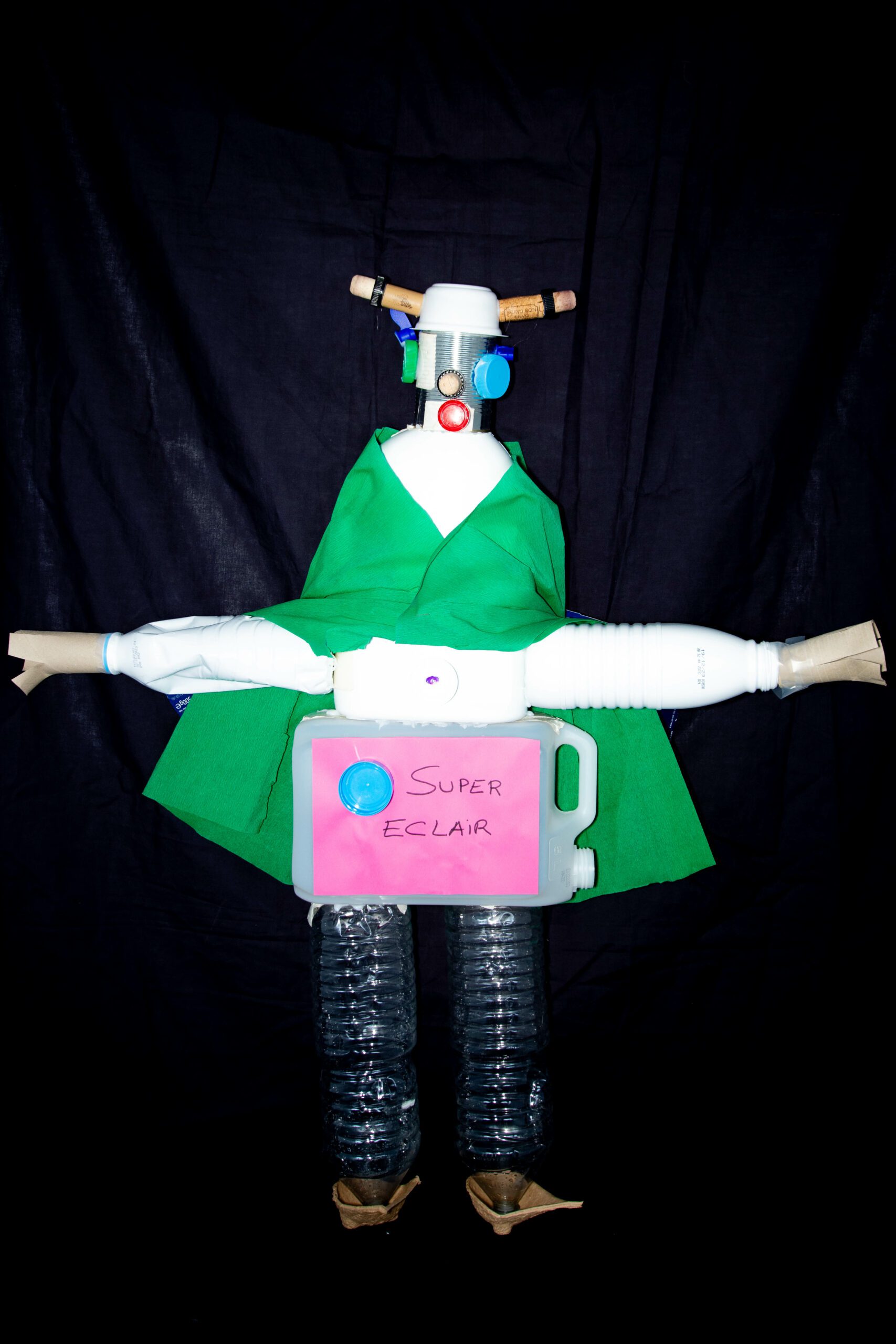 Super éclair : Il peut voler avec sa cape. Il lance des éclair avec ses antennes. Il fait del’électricité, du feu. Il est super rapide. Il peut transformer un méchant en éclair grâce à son nombril. // Créé par le classe de CPA de l'école Héloïse