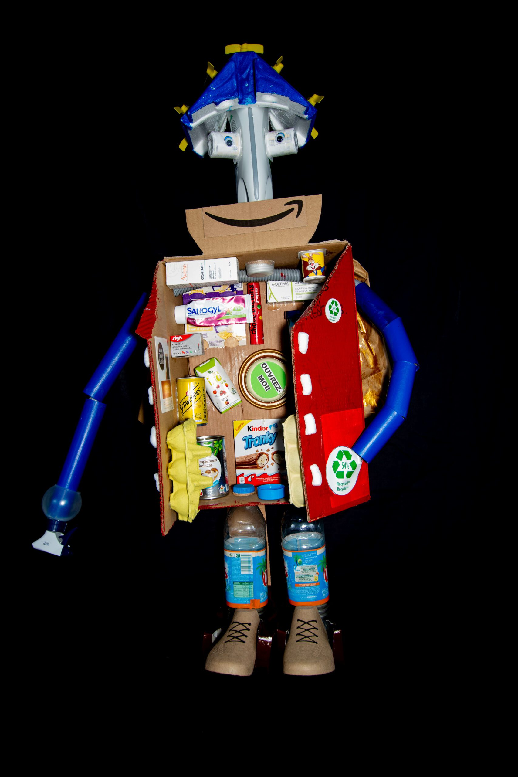 Sauvman : Il va sauver la planète, elle doit être propre. Il surveille les gens afin qu’ils mettentleurs déchets dans les bonnes poubelles. Il empêche les gens de faire des bêtises, il avale les déchets. Il les détruit grâce à son pistolet. Notre Nature doit être de plus en plus belle. // Créé par les élèves de moyenne section de Mme Decrouy à la maternelle Juliette George (Dammarie-lès-Lys)