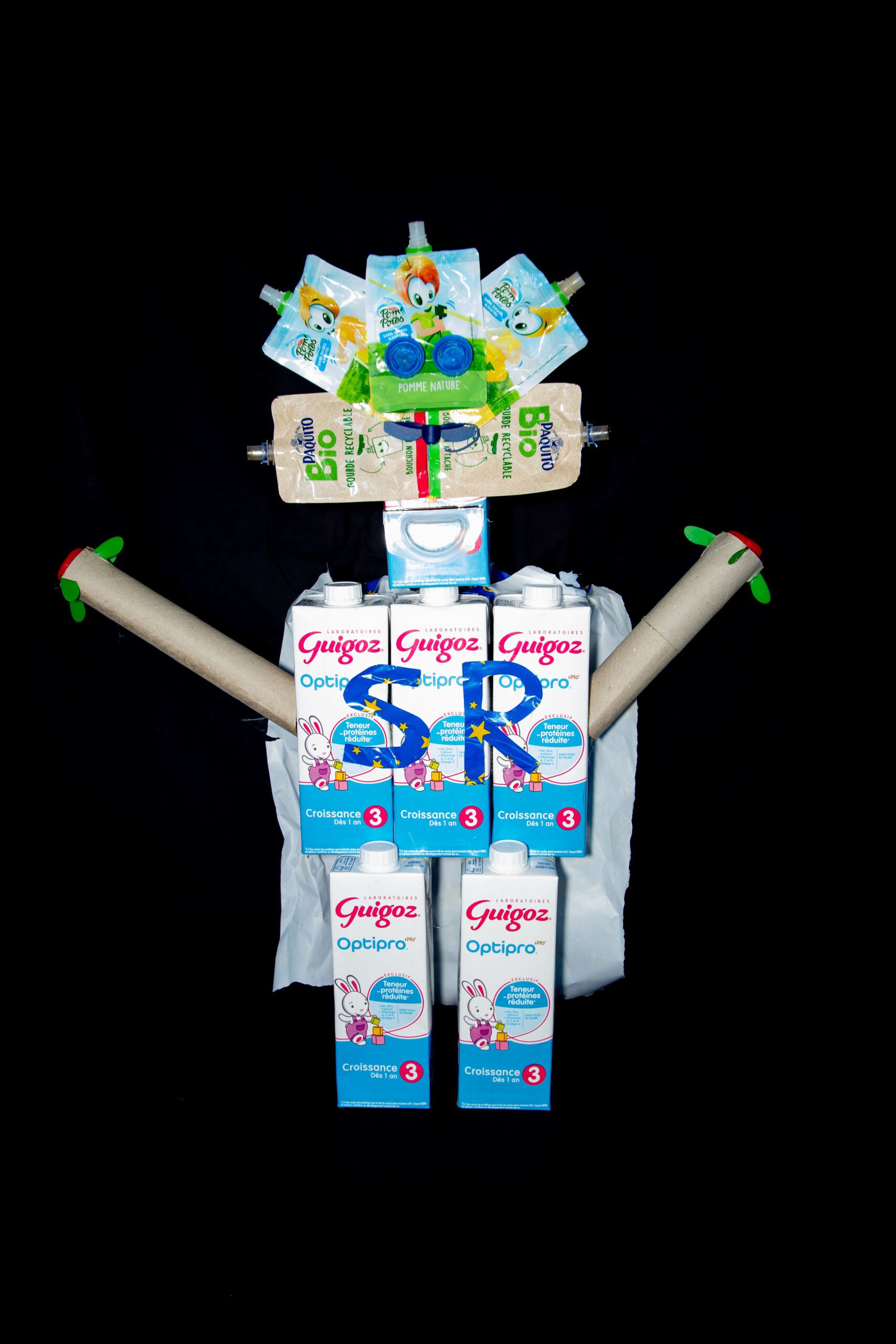 Super recycleur : Il avale tous les déchets de la terre et il en fait caca de jouets, de pomme ou depoire. // Créé par Adam Loury