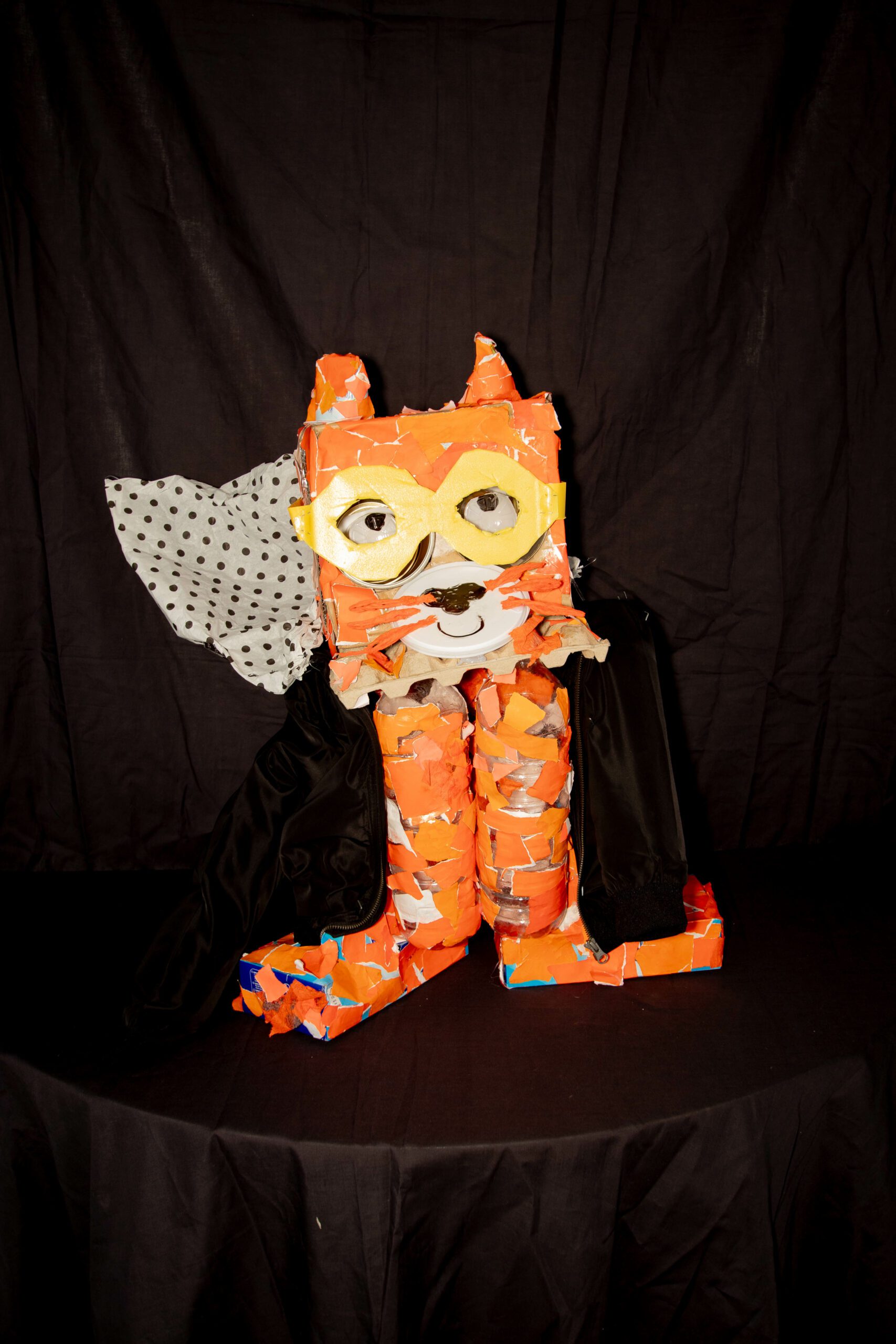 Super chat : Aider les autres - Les secourir au besoin - Apprendre aux enfants à mettre leurmanteaux (la technique de la “cape” qui s’envole) - Chanter des chansons / des chants pour retrouverla joie. // Créé par la classe de petite section de l'école maternelle Jean Racine (Le Mée-sur-Seine)