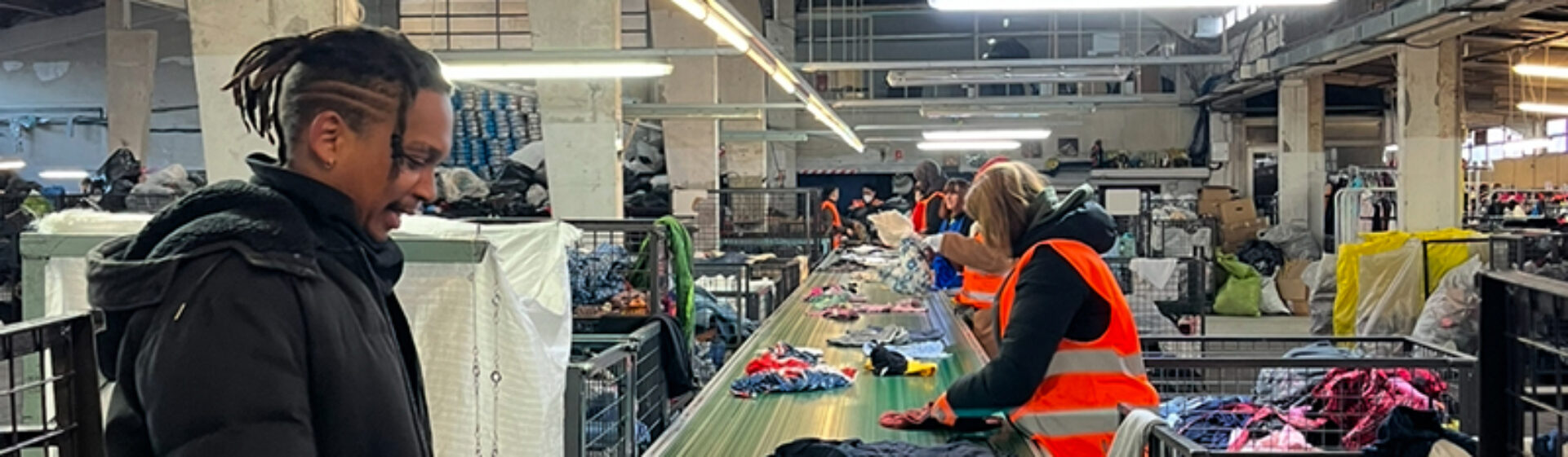Tri des textiles chez TissEcoSolidaire