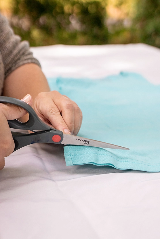 3. Découper le bas du t-shirt au niveau de l'ourlet.