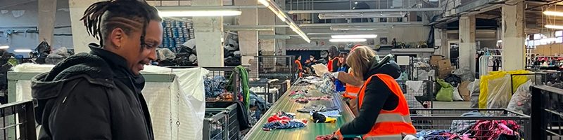 Tri des textiles chez TissEcoSolidaire